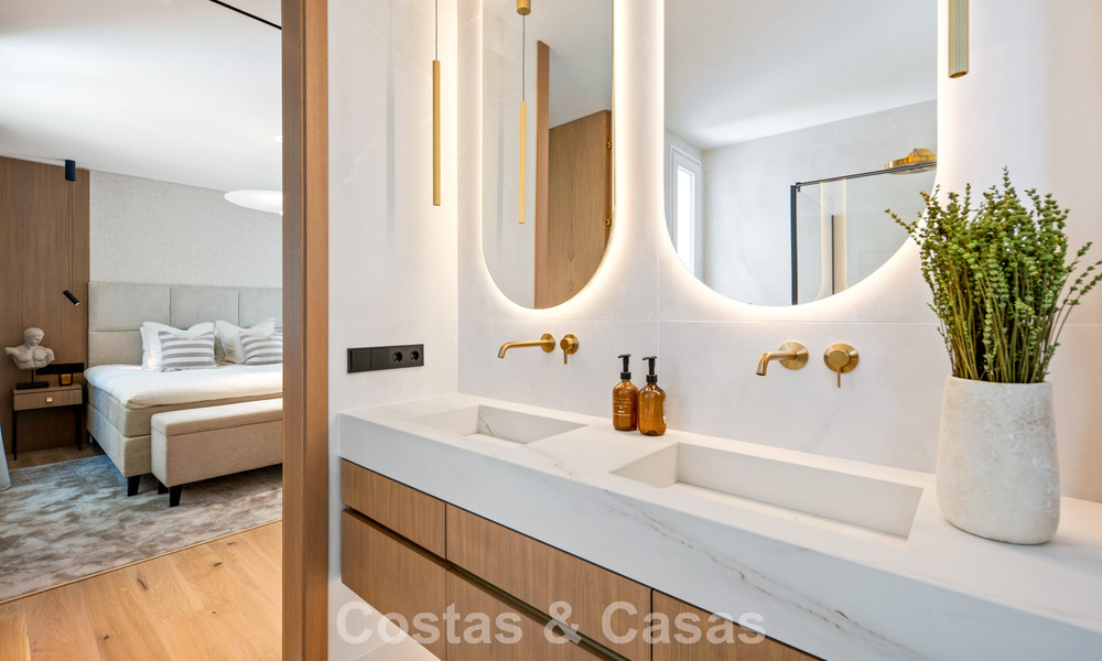 Instapklaar, eigentijds gerenoveerd luxe penthouse te koop op loopafstand van het strand in Los Monteros, Oost-Marbella 806589