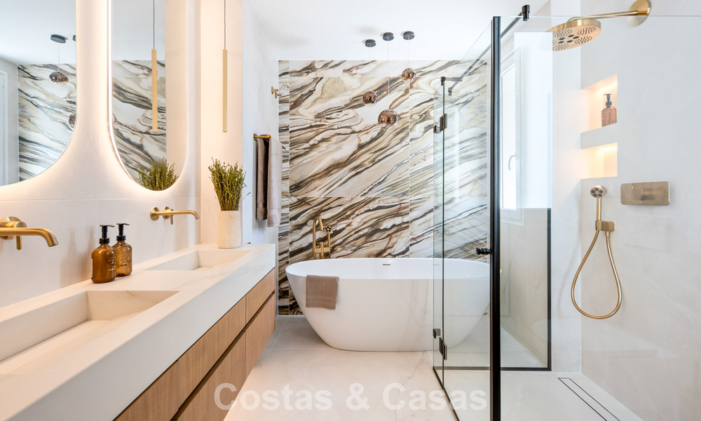 Instapklaar, eigentijds gerenoveerd luxe penthouse te koop op loopafstand van het strand in Los Monteros, Oost-Marbella 806596
