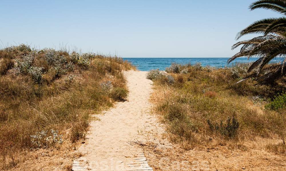 Instapklaar, eigentijds gerenoveerd luxe penthouse te koop op loopafstand van het strand in Los Monteros, Oost-Marbella 806597