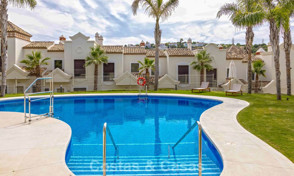 Instapklare, schakelwoningen met Mediterrane bouwstijl te koop direct aan de golfbaan in Estepona 806864