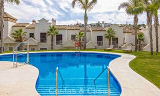 Instapklare, schakelwoningen met Mediterrane bouwstijl te koop direct aan de golfbaan in Estepona 806864 