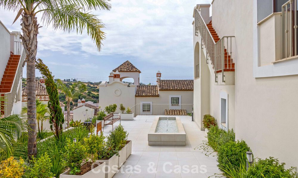 Instapklare, schakelwoningen met Mediterrane bouwstijl te koop direct aan de golfbaan in Estepona 806869