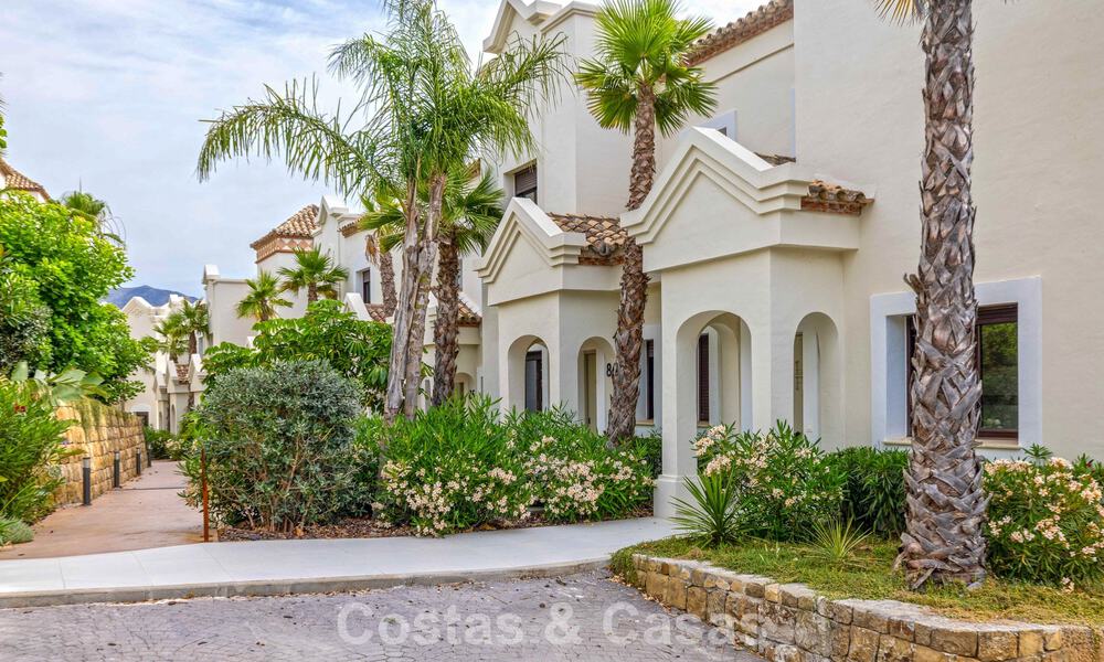 Instapklare, schakelwoningen met Mediterrane bouwstijl te koop direct aan de golfbaan in Estepona 806877