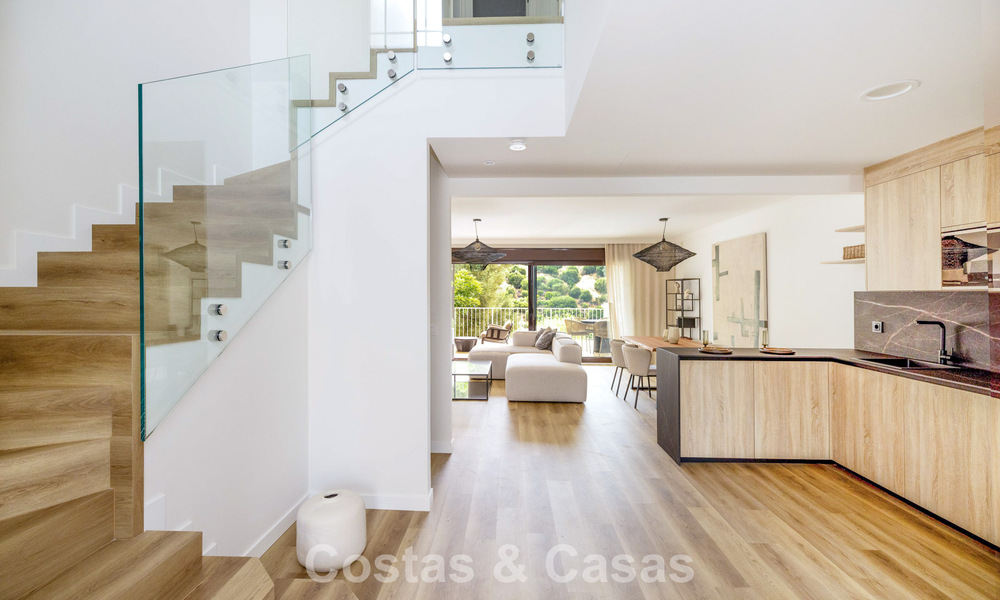 Instapklare, schakelwoningen met Mediterrane bouwstijl te koop direct aan de golfbaan in Estepona 806886
