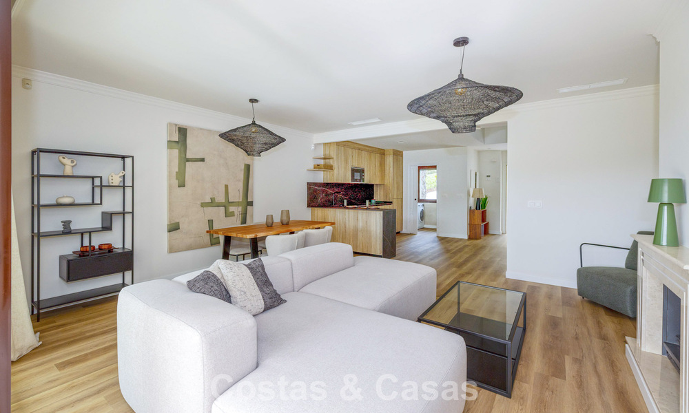 Instapklare, schakelwoningen met Mediterrane bouwstijl te koop direct aan de golfbaan in Estepona 806893