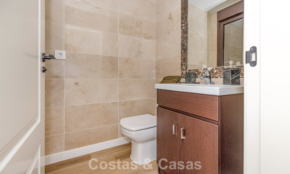 Instapklare, schakelwoningen met Mediterrane bouwstijl te koop direct aan de golfbaan in Estepona 806903