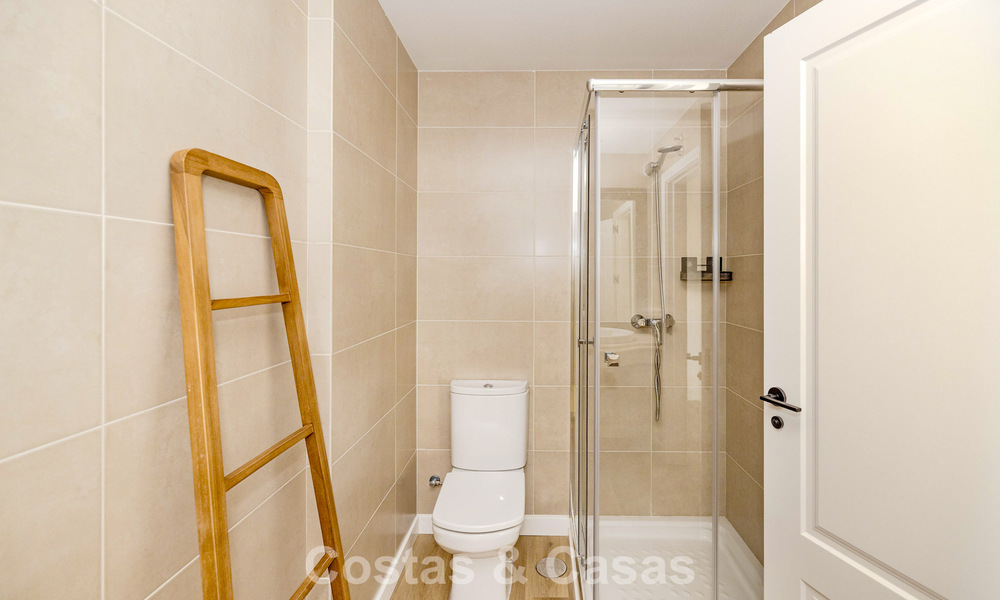 Instapklare, schakelwoningen met Mediterrane bouwstijl te koop direct aan de golfbaan in Estepona 806911