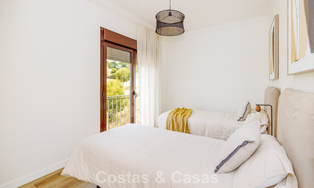 Instapklare, schakelwoningen met Mediterrane bouwstijl te koop direct aan de golfbaan in Estepona 806917