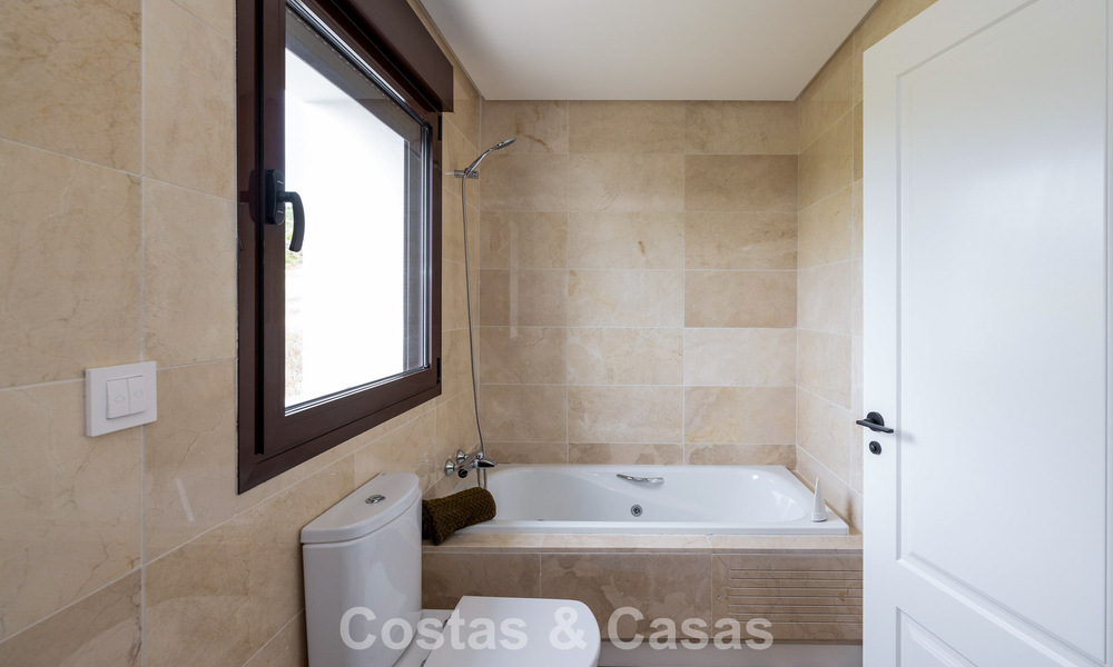 Instapklare, schakelwoningen met Mediterrane bouwstijl te koop direct aan de golfbaan in Estepona 806923