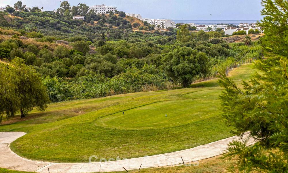 Instapklare, schakelwoningen met Mediterrane bouwstijl te koop direct aan de golfbaan in Estepona 806930
