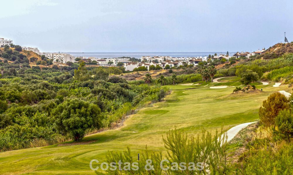 Instapklare, schakelwoningen met Mediterrane bouwstijl te koop direct aan de golfbaan in Estepona 806933