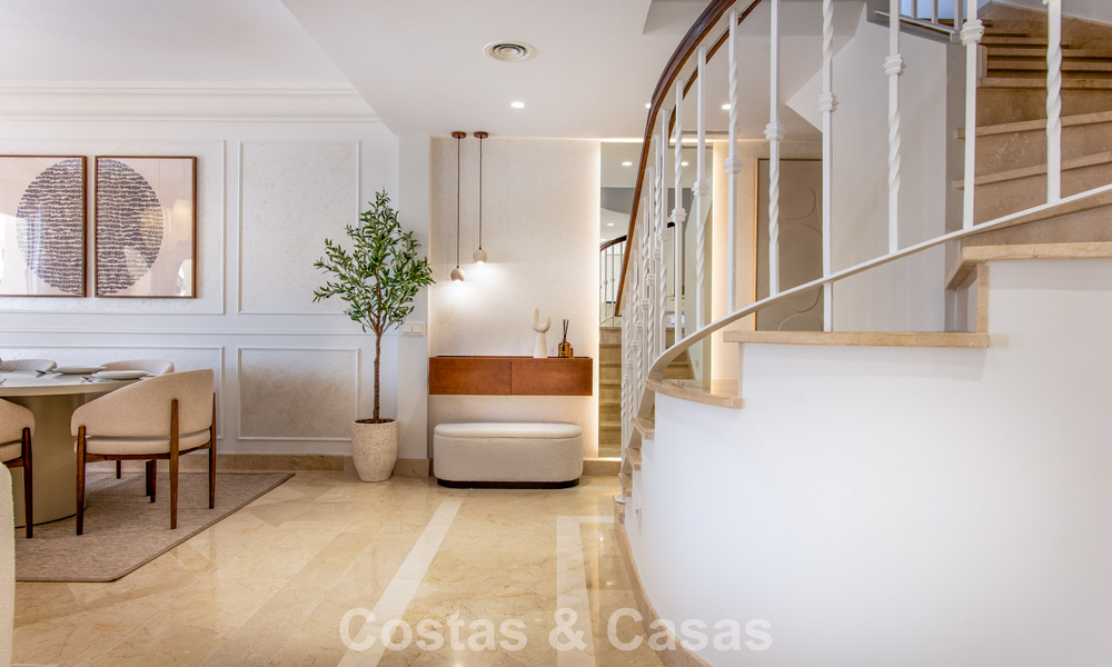 Eigentijds gerenoveerd, luxueus duplex penthouse met grote terrassen te koop in het hart van Nueva Andalucia’s golfvallei, Marbella 807020
