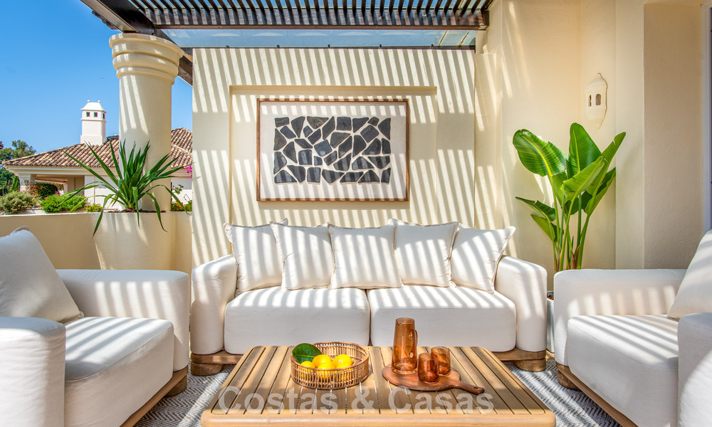 Eigentijds gerenoveerd, luxueus duplex penthouse met grote terrassen te koop in het hart van Nueva Andalucia’s golfvallei, Marbella 807023