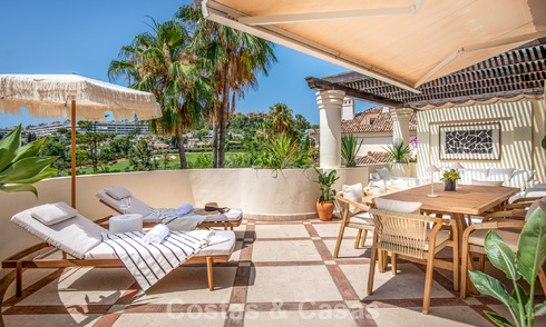 Eigentijds gerenoveerd, luxueus duplex penthouse met grote terrassen te koop in het hart van Nueva Andalucia’s golfvallei, Marbella 807024