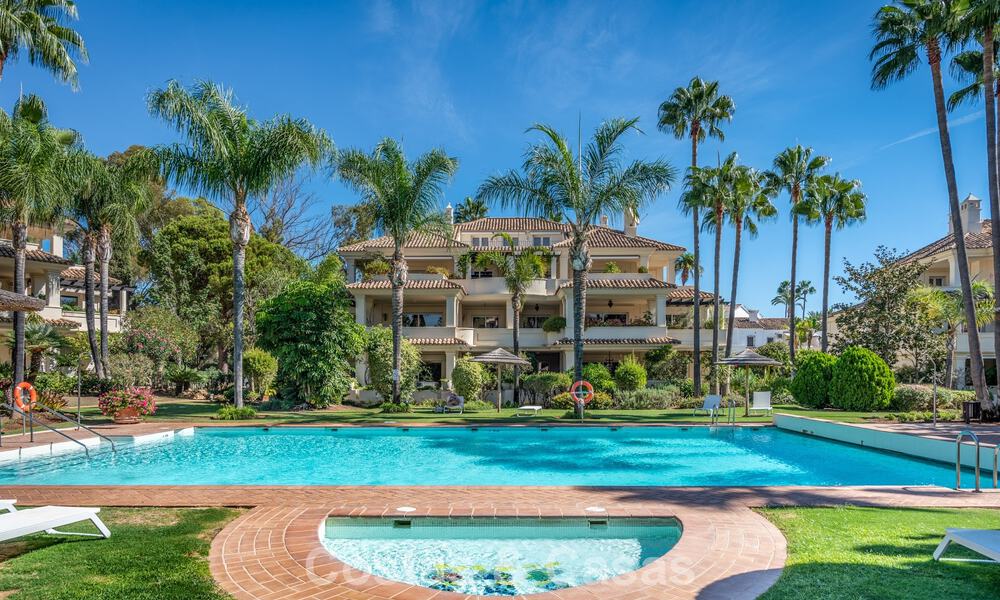 Eigentijds gerenoveerd, luxueus duplex penthouse met grote terrassen te koop in het hart van Nueva Andalucia’s golfvallei, Marbella 807026