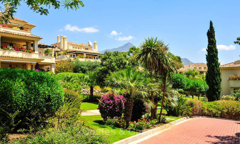 Eigentijds gerenoveerd, luxueus duplex penthouse met grote terrassen te koop in het hart van Nueva Andalucia’s golfvallei, Marbella 807438