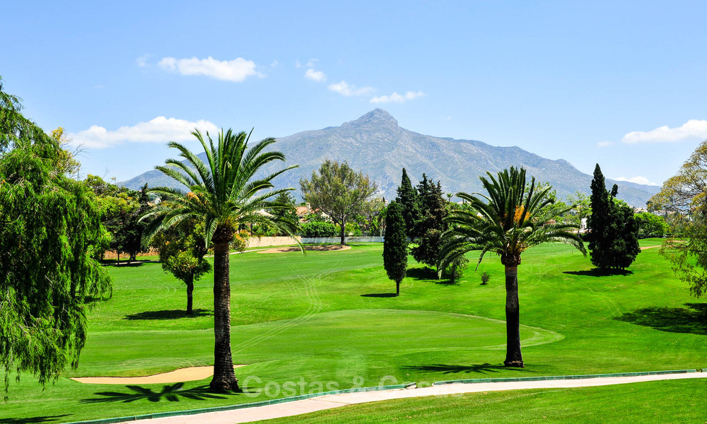Eigentijds gerenoveerd, luxueus duplex penthouse met grote terrassen te koop in het hart van Nueva Andalucia’s golfvallei, Marbella 807444