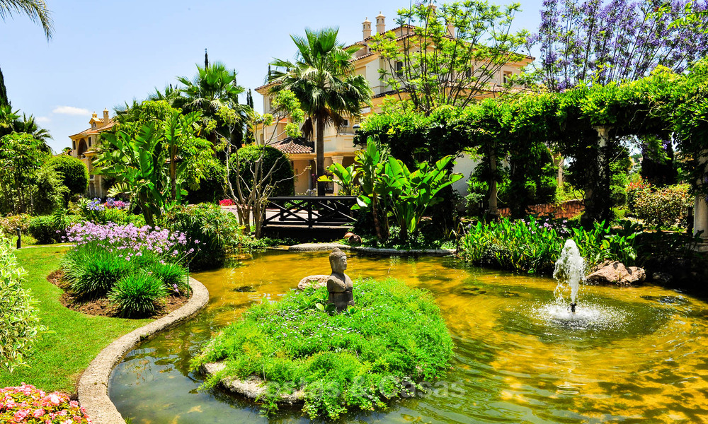 Eigentijds gerenoveerd, luxueus duplex penthouse met grote terrassen te koop in het hart van Nueva Andalucia’s golfvallei, Marbella 807445