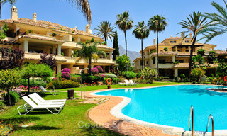 Eigentijds gerenoveerd, luxueus duplex penthouse met grote terrassen te koop in het hart van Nueva Andalucia’s golfvallei, Marbella 807446 
