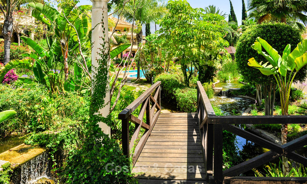 Eigentijds gerenoveerd, luxueus duplex penthouse met grote terrassen te koop in het hart van Nueva Andalucia’s golfvallei, Marbella 807447