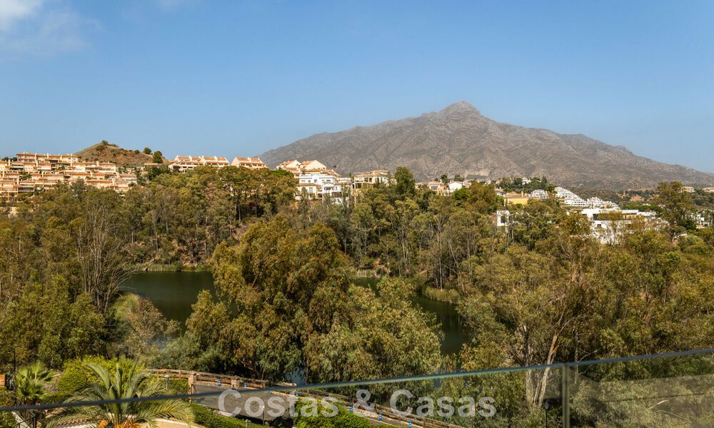 Stijlvol gerenoveerd hoekappartement met panoramisch uitzicht te koop in Nueva Andalucia, Marbella 807093
