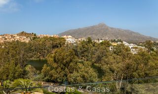 Stijlvol gerenoveerd hoekappartement met panoramisch uitzicht te koop in Nueva Andalucia, Marbella 807093 