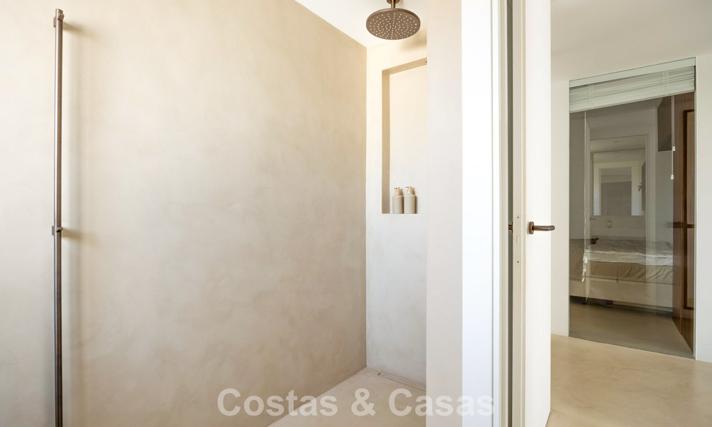 Stijlvol gerenoveerd hoekappartement met panoramisch uitzicht te koop in Nueva Andalucia, Marbella 807098
