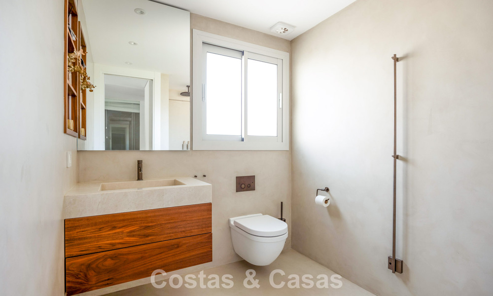 Stijlvol gerenoveerd hoekappartement met panoramisch uitzicht te koop in Nueva Andalucia, Marbella 807099