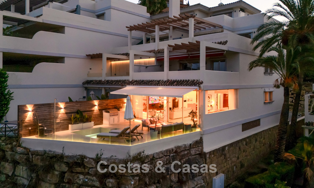 Stijlvol gerenoveerd hoekappartement met panoramisch uitzicht te koop in Nueva Andalucia, Marbella 807102