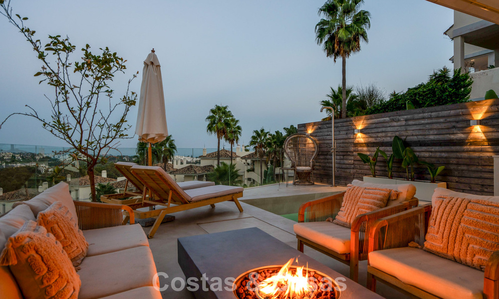 Stijlvol gerenoveerd hoekappartement met panoramisch uitzicht te koop in Nueva Andalucia, Marbella 807106