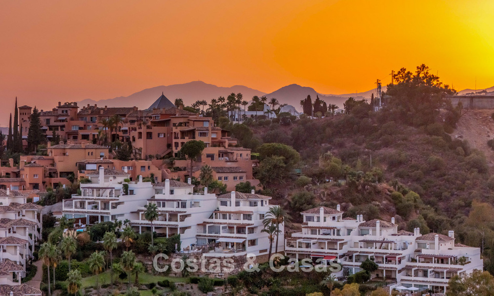 Stijlvol gerenoveerd hoekappartement met panoramisch uitzicht te koop in Nueva Andalucia, Marbella 807108