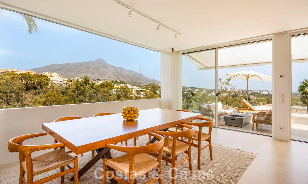 Stijlvol gerenoveerd hoekappartement met panoramisch uitzicht te koop in Nueva Andalucia, Marbella 807119