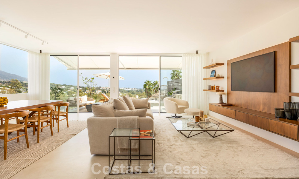 Stijlvol gerenoveerd hoekappartement met panoramisch uitzicht te koop in Nueva Andalucia, Marbella 807121