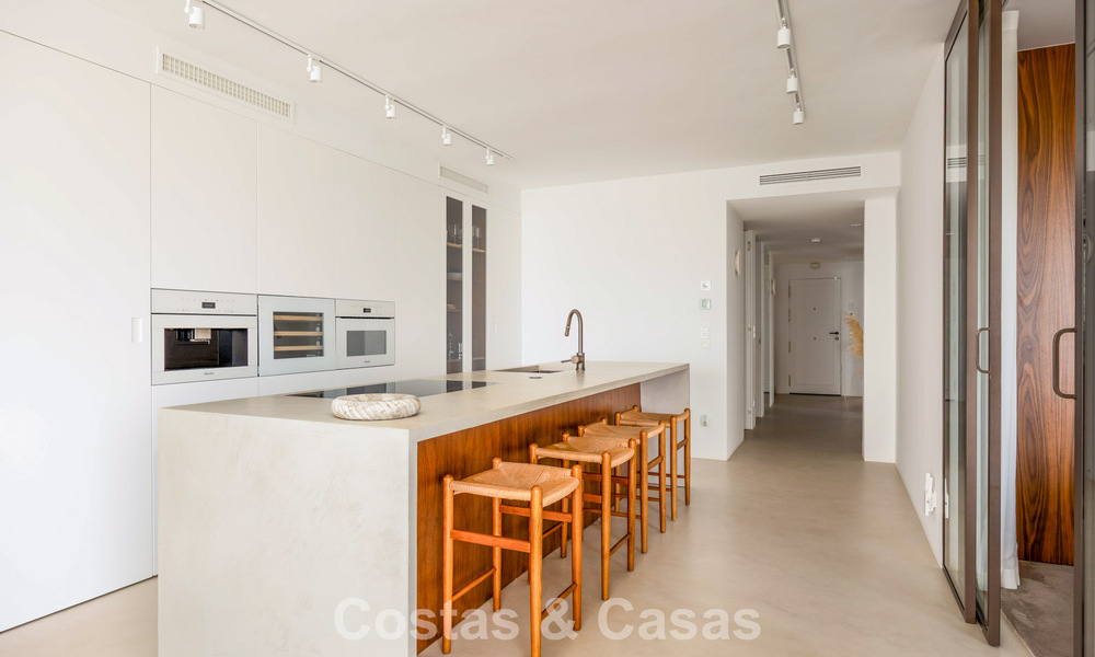 Stijlvol gerenoveerd hoekappartement met panoramisch uitzicht te koop in Nueva Andalucia, Marbella 807124