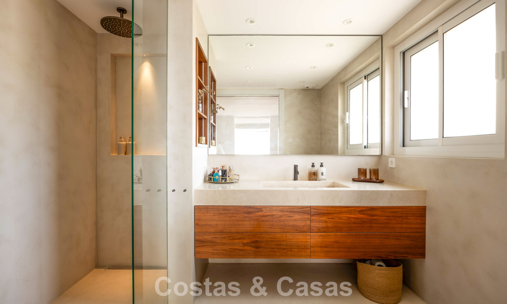 Stijlvol gerenoveerd hoekappartement met panoramisch uitzicht te koop in Nueva Andalucia, Marbella 807128