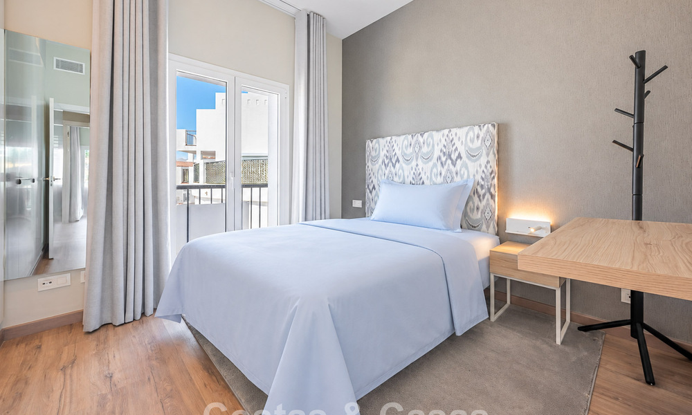 Eigentijds, luxe duplex penthouse te koop in een resort-achtig complex in mediterrane stijl in El Paraiso, Marbella - Benahavis 807299
