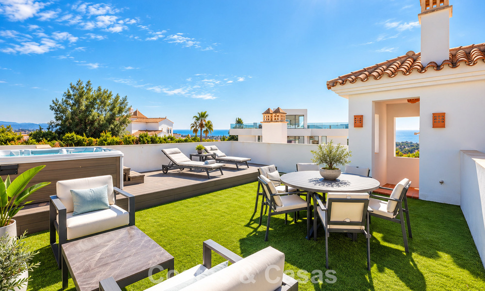 Eigentijds, luxe duplex penthouse te koop in een resort-achtig complex in mediterrane stijl in El Paraiso, Marbella - Benahavis 807304