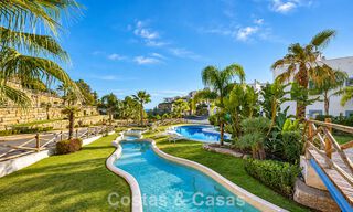 Eigentijds, luxe duplex penthouse te koop in een resort-achtig complex in mediterrane stijl in El Paraiso, Marbella - Benahavis 807306 