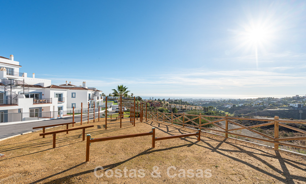 Eigentijds, luxe duplex penthouse te koop in een resort-achtig complex in mediterrane stijl in El Paraiso, Marbella - Benahavis 807308