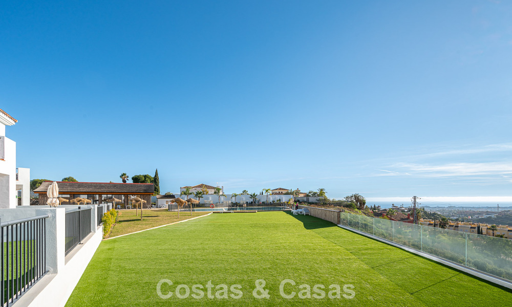 Eigentijds, luxe duplex penthouse te koop in een resort-achtig complex in mediterrane stijl in El Paraiso, Marbella - Benahavis 807309