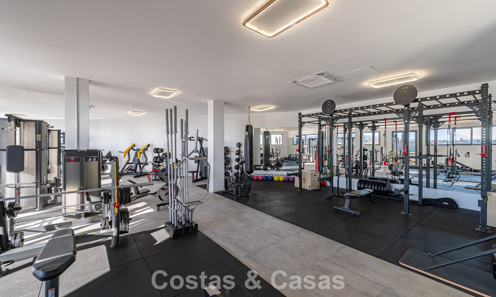 Eigentijds, luxe duplex penthouse te koop in een resort-achtig complex in mediterrane stijl in El Paraiso, Marbella - Benahavis 807311