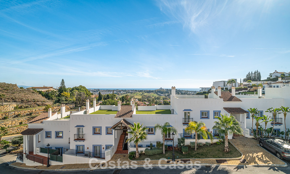 Eigentijds, luxe duplex penthouse te koop in een resort-achtig complex in mediterrane stijl in El Paraiso, Marbella - Benahavis 807315