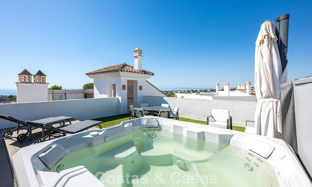 Eigentijds, luxe duplex penthouse te koop in een resort-achtig complex in mediterrane stijl in El Paraiso, Marbella - Benahavis 807320