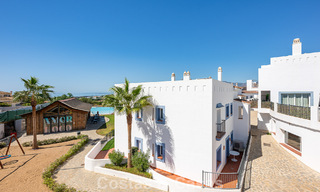 Eigentijds, luxe duplex penthouse te koop in een resort-achtig complex in mediterrane stijl in El Paraiso, Marbella - Benahavis 807325 