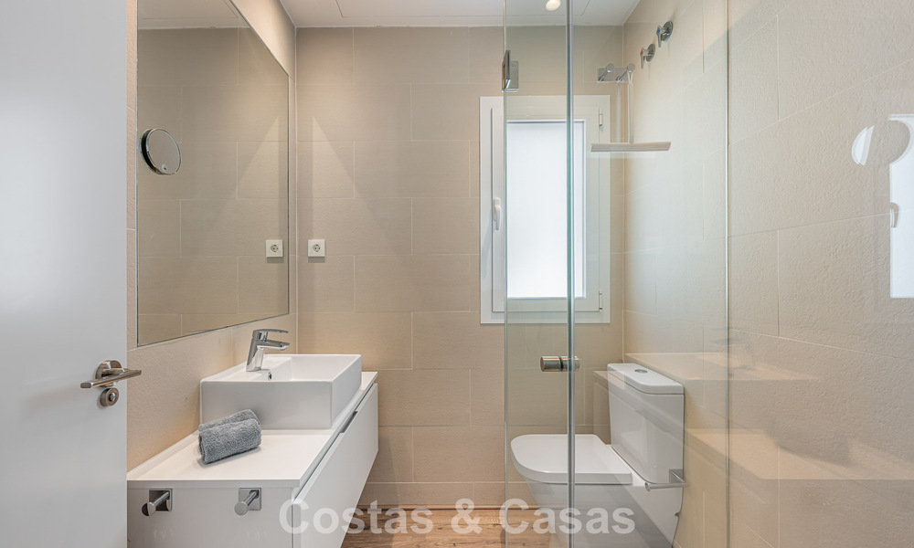Eigentijds, luxe duplex penthouse te koop in een resort-achtig complex in mediterrane stijl in El Paraiso, Marbella - Benahavis 807326