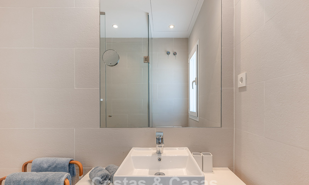 Eigentijds, luxe duplex penthouse te koop in een resort-achtig complex in mediterrane stijl in El Paraiso, Marbella - Benahavis 807327
