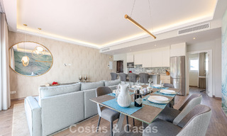 Eigentijds, luxe duplex penthouse te koop in een resort-achtig complex in mediterrane stijl in El Paraiso, Marbella - Benahavis 807333 