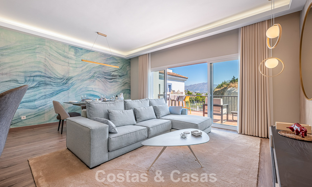 Eigentijds, luxe duplex penthouse te koop in een resort-achtig complex in mediterrane stijl in El Paraiso, Marbella - Benahavis 807336