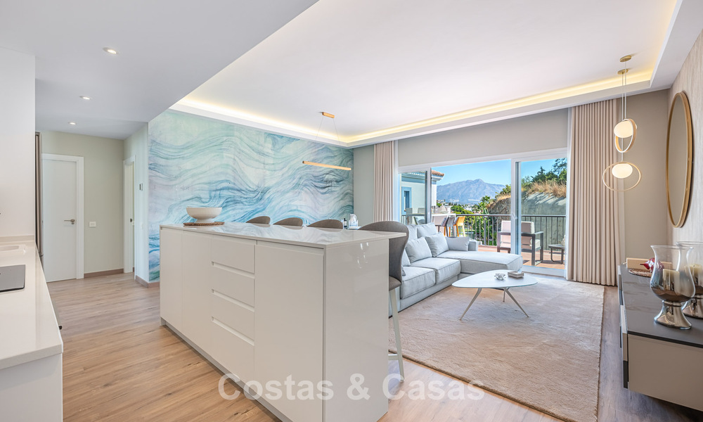 Eigentijds, luxe duplex penthouse te koop in een resort-achtig complex in mediterrane stijl in El Paraiso, Marbella - Benahavis 807338