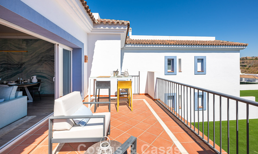 Eigentijds, luxe duplex penthouse te koop in een resort-achtig complex in mediterrane stijl in El Paraiso, Marbella - Benahavis 807343